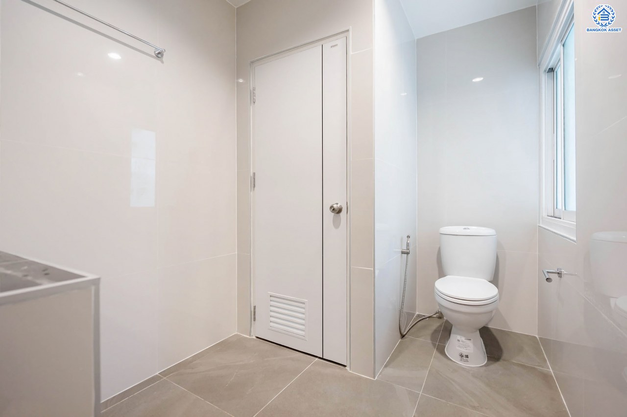 บ้านมือสองตกแต่งใหม่ โครงการ รัชชา2 บางใหญ่ เนื้อที่ 60 ตร.ว. ฟังก์ชัน 3 ห้องนอน 3 ห้องน้ำ 1 ห้องอเนกประสงค์ จอดรถได้ 2 คัน บนทำเลใกล้ถนนใหญ่เพียง 100 เมตร เชื่อมต่อถ.กาญจนาภิเษก ใกล้เซ็นทรัลเวสต์เกต ทางด่วน "ศรีรัช" และรถไฟฟ้าสายสีม่วง "สถานีสามแยกบางใหญ่"